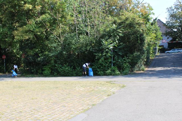 Es fällt auf, wenn mehrere Menschen plötzlich mit blauen Müllsäcken unterwegs sind und Müll aufsammeln.  | Foto: BAS