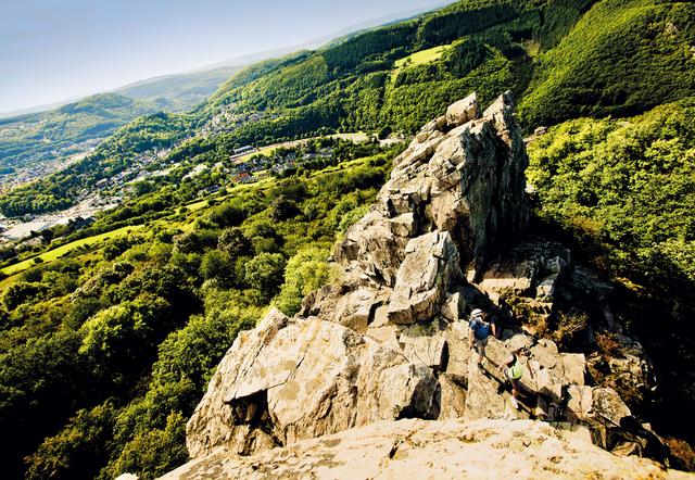 Wanderer und Kletterer werden auf den Oberhauser Felsen mit einem fantastischen Ausblick über die Hunsrückhöhen belohnt. Alle sieben Kletterrouten befinden sich an der senkrechten bis überhängenden Wand und sind mit Haken gut abgesichert. Zahlreiche Ringe für die Sicherungen befinden sich auf dem Absatz.  | Foto: soonteam