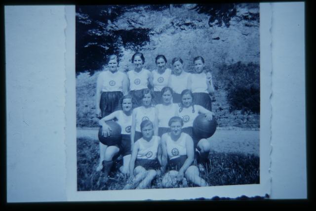 Sportgruppe des Bund Deutscher Mädel, vermutlich von Gimmeldingen, 1937.