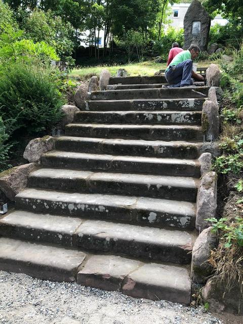 Frisch saniert: die Treppenanlage vor dem Georg-von-Neumayer-Denkmal. 