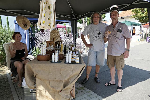 2. Vorsitzender Oliver Mark (Mitte) bei den Bienenprodukten | Foto: Brigitte Melder