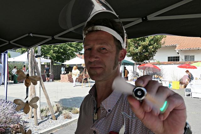 So lässt sich die Hitze aushalten: Handventilator | Foto: Brigitte Melder