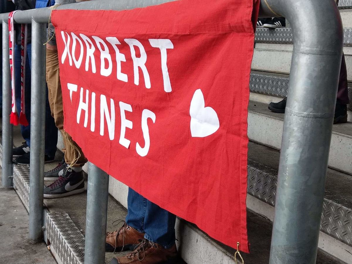 Banner für Norbert Thines im Stadion.