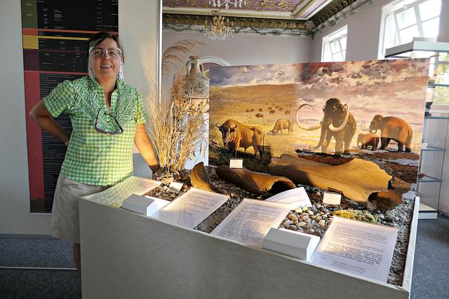 Manuela Engel-Krieg mit den Relikten aus vergangener Zeit | Foto: Brigitte Melder