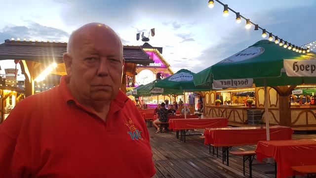 Schausteller Willy Krusig im Budendorf