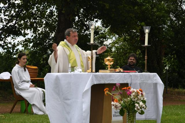 Pfr. Markus Hary am Altar beim Fest-in-der-Mitte, Kleinniedesheim | Foto: N. Uhl (2020)
