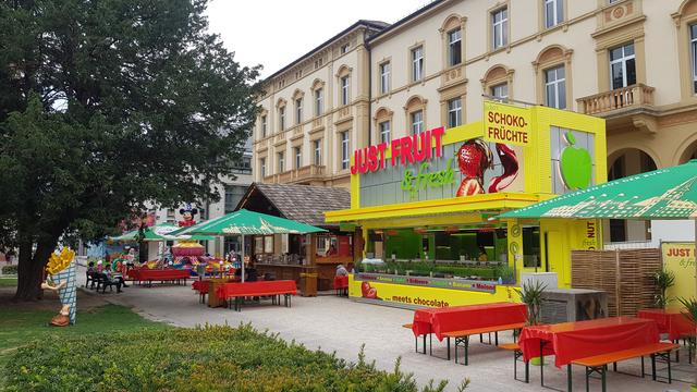 Karlsruhe ist keine Kirmes - aber so etwas "Mess"-Feeling gibt's in diesen Tagen doch in der gesamten Stadt. Ob Karussell, Bratwürste, Langos oder Schoko-Obst: Das Karlsruher "Corona-Konzept" des Gemeinderats lässt zu, dass an sechs Standorten in der Stadt Stände aufgebaut werden konnten. Etwas Abwechslung in dieser Zeit - und zumindest eine kleine Unterstützung der Schausteller, die seit Februar keine Einnahmen generieren konnten!
Angebote wie Essens- und Getränke-Stände oder auch Spiele und Belustigungsstände gibt's nun auf dem Friedrichsplatz, Kirchplatz St. Stephan, Schlossplatz, Marktplatz, Kronenplatz und vor der Durlacher Karlsburg - zunächst bis Mitte September. Übrigens sollen alle 14 Tage die Standbetreiber rotieren, so das Angebot erweitert werden. Wird das Angebot angenommen, können die Schausteller übrigens bis Jahresende verlängern

 | Foto: www.jowapress.de
