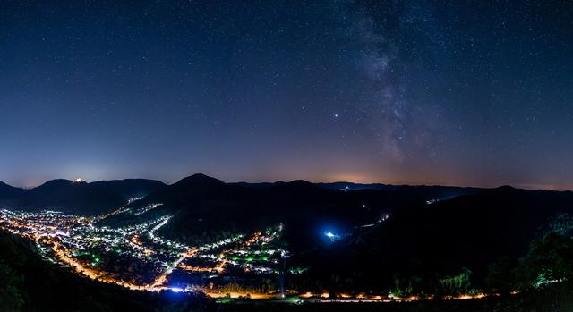 Die Panorama-Aufnahme entstand am 20.08.2020 bei Annweiler/Pfalz. Die Milchstrasse trotzt der Lichtverschmutzung einer Kleinstadt.
Bild:privat/Georg Beck