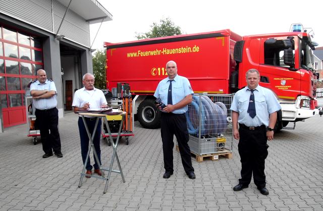 Übergabe Wärmebildkamera an die Freiwillige Feuerwehr Wilgartswiesen. Von links: Johannes Seibel (Wehrleiter), Werner Kölsch (Bürgermeister), Matthias Kustes (Wehrführer Wilgartswiesen), Timo Heidinger (stellv. Wehrführer Wilgartswiesen). Im Hintergrund das neue „MFZ3“. | Foto: W. G. Stähle