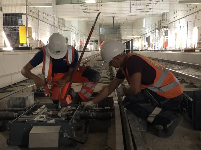Bei der Arbeit:
Am Drücker: Die Elektrik jeder einzelnen Weiche wie hier im Gleisdreieck wird installiert und aufwändig geprüft | Foto: KASIG