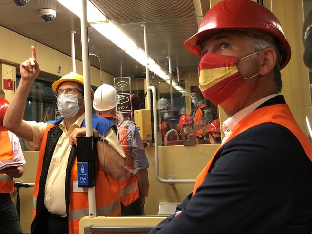 In der Bahn, im Führerstand des Zweisystemfahrzeugs und auch auf dem Bahnsteig der Haltestelle Durlacher Tor ließ sich der Karlsruher Oberbürgermeister und Aufsichtsratsvorsitzende der Karlsruher Schieneninfrastruktur-Gesellschaft (KASIG), Dr. Frank Mentrup, die derzeitig durchgeführten Techniktests im Tunnel erläutern. | Foto: KASIG