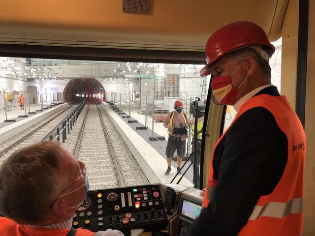 In der Bahn, im Führerstand des Zweisystemfahrzeugs und auch auf dem Bahnsteig der Haltestelle Durlacher Tor ließ sich der Karlsruher Oberbürgermeister und Aufsichtsratsvorsitzende der Karlsruher Schieneninfrastruktur-Gesellschaft (KASIG), Dr. Frank Mentrup, die derzeitig durchgeführten Techniktests im Tunnel erläutern.
| Foto: KASIG