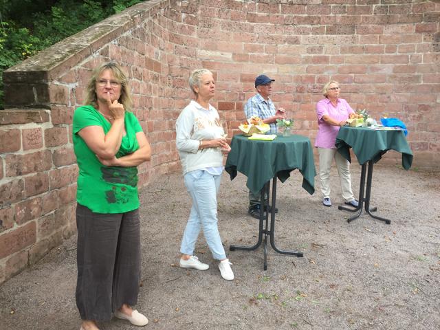 Sophie Silbernagel (l.) (Weingut Silbernagel, Ilbesheim) kredenzte Sekt (und auch Selters)