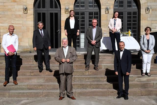 Der Beirat Stiftung Hambacher Schloss: (v.l.n.r.) Prof. Dr. Olaf Köller, Prof. Dr. Hans Walter Hütter, Ministerpräsident a.D. Kurt Beck, Rebekka Ostrop, Michael Garthe, Dr. Sabine Klapp, Minister Prof. Dr. Konrad Wolf, Prof. Dr. Catherine Maurer. Foto: ps