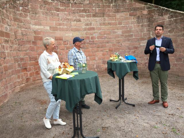 Antje Strepp (Prokjektleiterin) erläutert das Konzept der "Waldgalerie" | Foto: PWV Annweiler