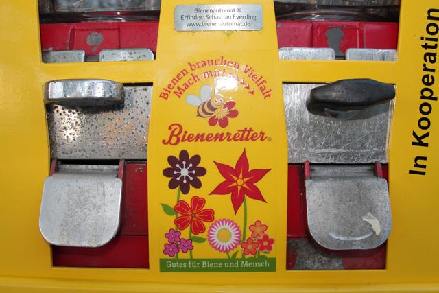 In Limburgerhof gibt es einen Bienenfutterautomat