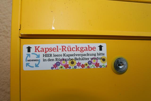 Im gelben Briefkasten kann man die leeren Mehrwegkapseln wieder einwerfen