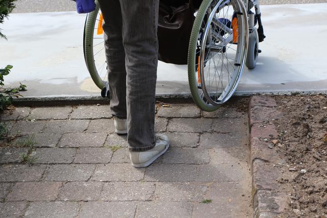 Der Seniorenbeirat Dudenhofen untersucht, wie seniorengerecht die Ortsmitte ist | Foto: Heike Schwitalla