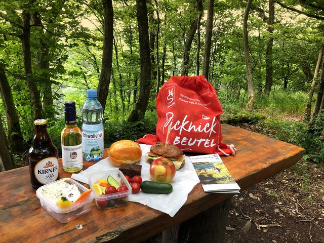 Mit dem Picknickbeutel auf dem Premiumwanderweg Nahesteig unterwegs | Foto: soonteam