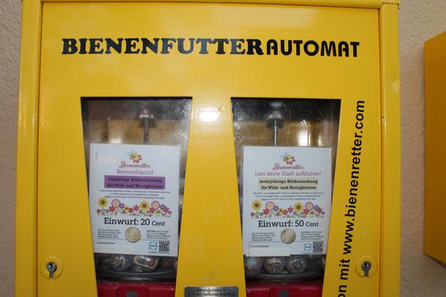 In Limburgerhof kann man am Bienenfutterautomat Kapseln für 20 oder 50 Cent mit Blühmischungen kaufen