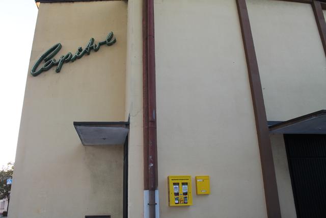 Der Automat hängt am Eingangsbereich beim Capitol-Kino in 67117 Limburgerhof in der Speyerer Straße. 