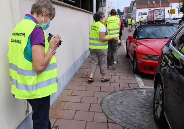 Der Seniorenbeirat Dudenhofen untersucht, wie seniorengerecht die Ortsmitte ist | Foto: Heike Schwitalla
