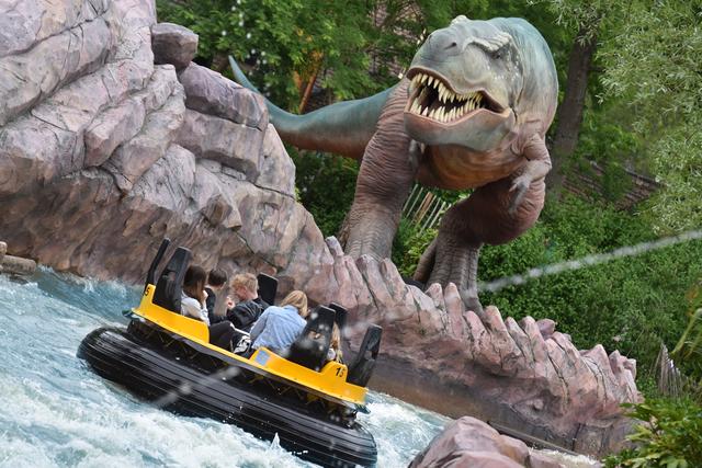 Die Dinos sind seit 2020 los auf dem neuen Wildwasser-Fahrgeschäft DinoSplash.