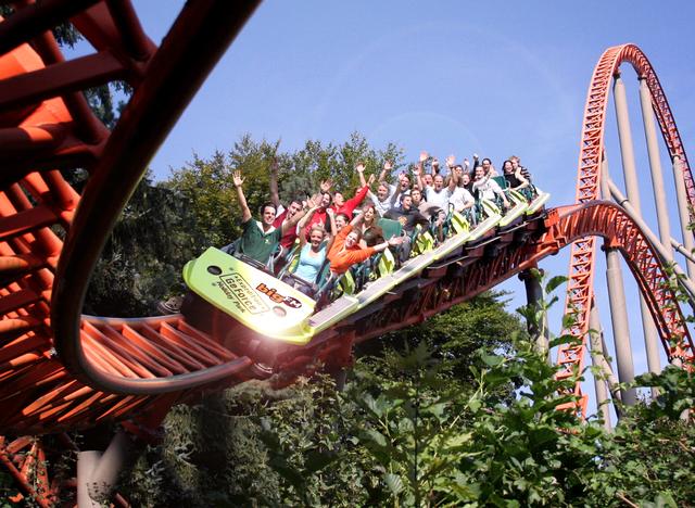 Die Achterbahn GeForce im Holiday Park Haßloch, dem großen Freizeitpark in der Pfalz, erreicht eine Höchstgeschwindigkeit von 120 Kilometer pro Stunde. Aktuell kann man mit einem Rabattcode Geld beim Eintrittspreis sparen.