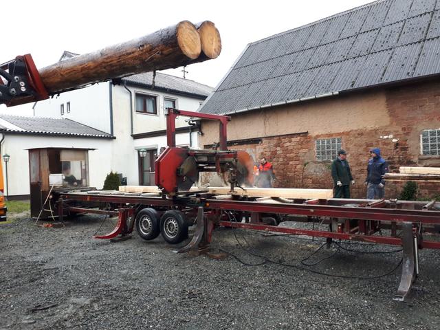 Beim Neujahrsempfang der Forstbetriebsgemeinschaft am Gasthaus Neumayer in Weselberg wurden die Stämme bei der Vorführung eines mobilen Sägewerks zu den Bohlen zerschnitten. | Foto: Privat