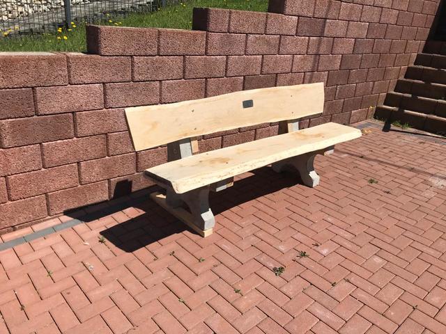 Die ersten Bänke waren im Frühsommer fertig | Foto: Privat