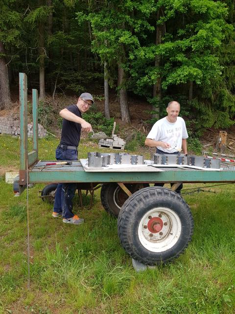 Danach mussten die Wangen aus Beton gegossen werden. Zwei Formen fertigte die Forstbetriebsgemeinschaft dazu an, damit parallel gegossen werden konnte. Diese Arbeiten erledigte der Verein in Obernheim-Kirchenarnbach. | Foto: Privat