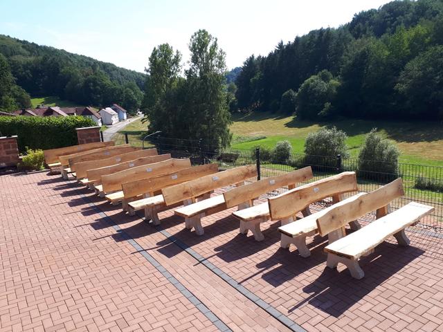 Insgesamt wurden elf Bänke hergestellt, neun davon wurden den jeweiligen Ortsgemeinden gestiftet | Foto: Privat