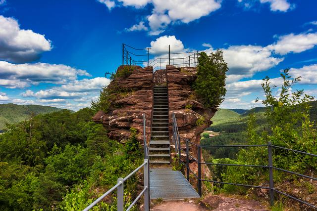 Burgruine Altdahn im Juli 2020