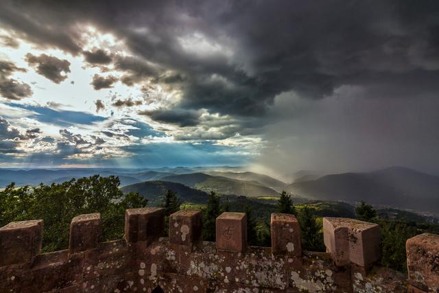 halb Sonne halb Regen beim Blick vom Rehbergturm Richtung Westen im August 2020