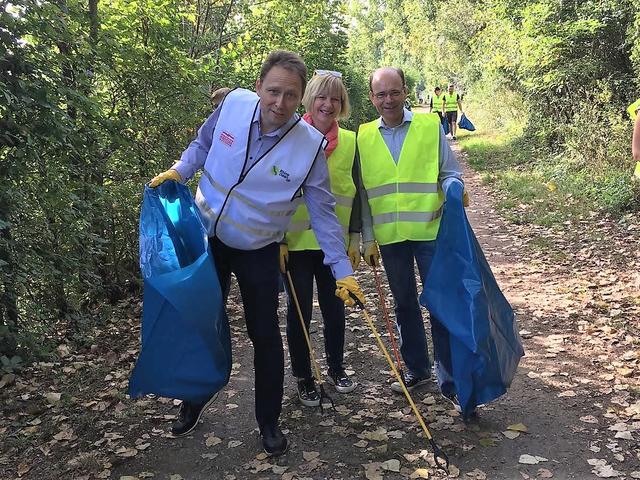 Oberbürgermeister Martin Hebich, Astrid Anders (EWF) und Bürgermeister Bernd Knöppel haben sich vergangenes Jahr ebenfalls beteiligt. Foto: Stadtverwaltung FT