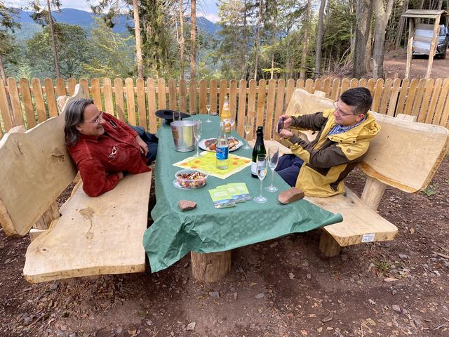 Eckard Bonin und Bürgermeister Benjamin Seyfried testen die neuen Bänke | Foto: PWV Annweiler