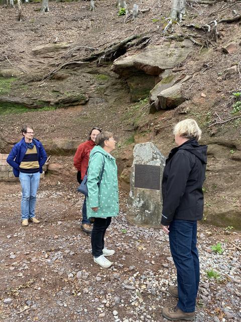 Der Gedenkstein an den ersten Vorstand des PWV Annweiler mit Gustav Ullrich | Foto: PWV Annweiler