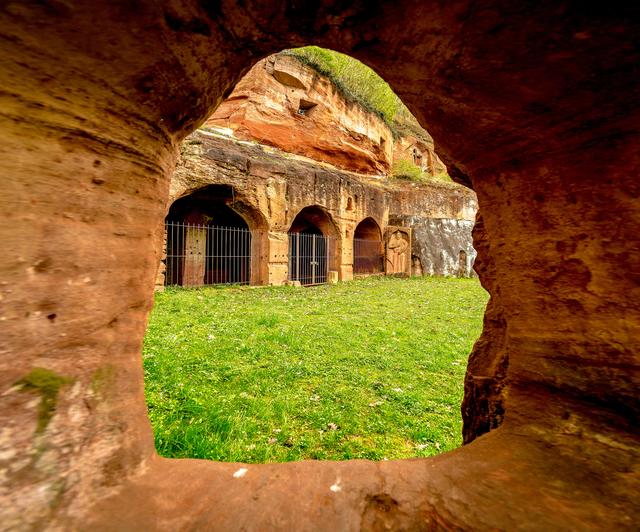 Die Eremitage in Bretzenheim weist eine lange Geschichte auf. Sie wurde - vermutlich als heidnische Kultstätte - bereits vor tausenden Jahren in den Felsen gehauen. 