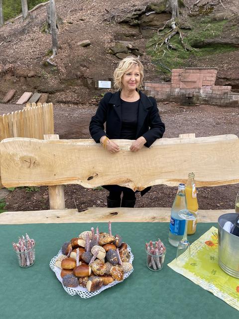 Carmen Winter hinter "ihrer" Bank | Foto: PWV Annweiler