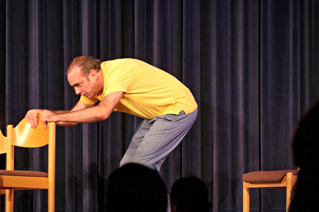 Miguel Abrantes Ostrowski beim Stühle rücken | Foto: Brigitte Melder