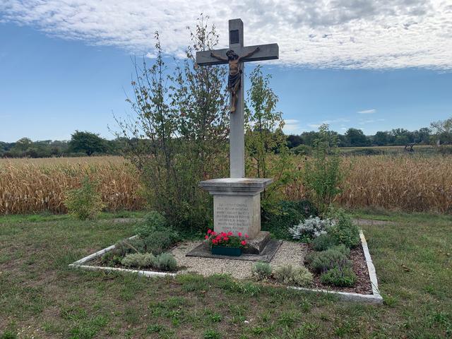 Typisch Südpfalz. Die unterschiedlichsten Wegkreuze begleiten uns auf unserer Tour. Hier: Zwischen Leimersheim und Neupotz. | Foto: Franz Walter Mappes