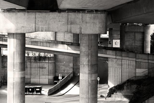 Beton-Ästhetik I, Hochstraße Süd, Ludwigshafen, ästhetisch reizend auf den zweiten Blick ist die graue Masse des Betons.