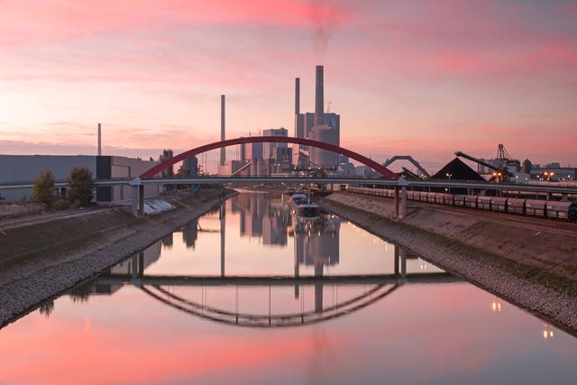 Blick auf das GKM, Mannheim, Industrie atmosphärisch gerahmt.