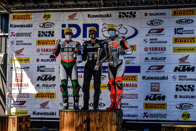 Sieger Nicolai Kraft (Bildmitte) auf dem Sachsenring-Podium