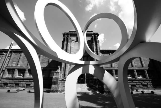 Blick durch die Plastik von Nigel Hall (2001) auf den Billing-Bau der Kunsthalle, Mannheim, alternative Erfahrung des Kunstwerks von Innen heraus