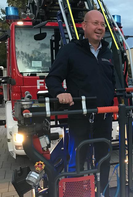 Bürgermeister Michael Müller bei der aktiven Inspektion der neuen Drehleiter...