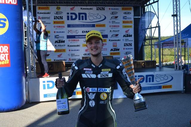 Nicolai Kraft freut sich nach seinem Sieg auf dem Sachsenring