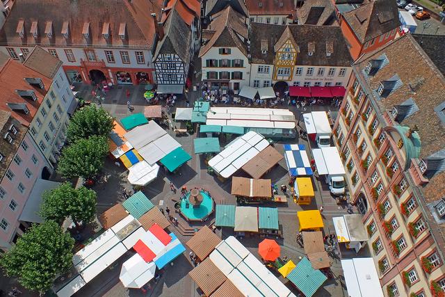 Bild 6, Juni
Blick von der Stiftskirche, Neustadt/Weinstraße vom Aussichtsbalkon bei einer Führung. Es war gerade Markttag! 