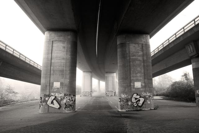 Beton-Ästhetik II, Hochstraße Nord, Ludwigshafen, Im Nebel verblassen die Massen des Betons.