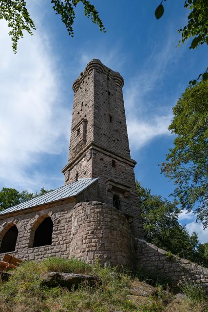Luitpoldturm - 34,6 m hohes Bauwerk mit Aussichtsplattform am Hermesbergerhof im Naturpark Pfälzerwald, fertiggestellt 1909 und benannt nach Prinz Luitpold von Bayern (1821 - 1912).